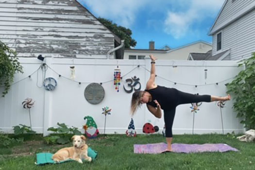 真正的女性2023班Dina Pinelli在外面做瑜伽