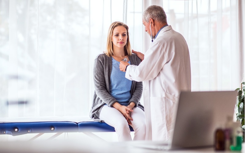 Doctor talking to woman. (Halfpoint/Evato elements)