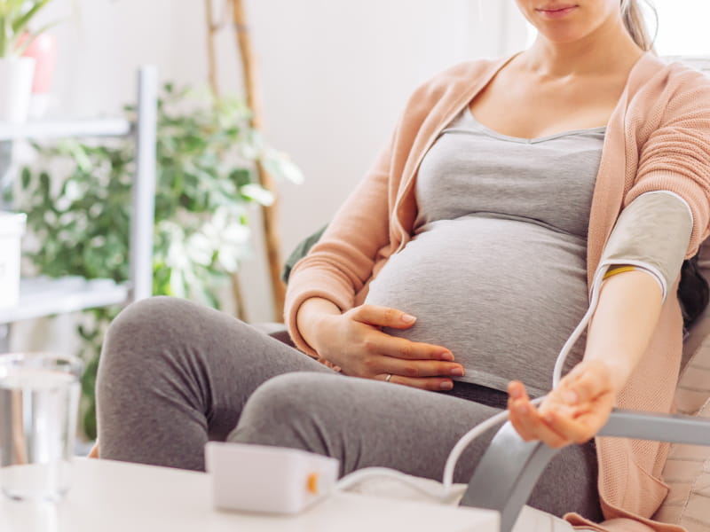 Lo que las mujeres embarazadas con presión alta necesitan saber sobre  COVID-19