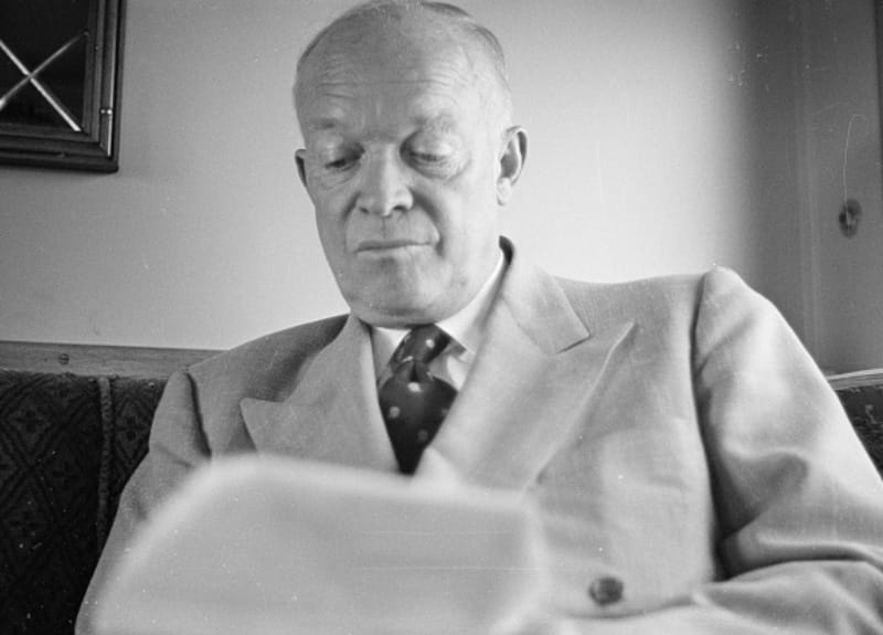 Dwight Eisenhower on the presidential campaign trail on Sept. 17, 1952. (Charlotte Brooks, photographer, LOOK Magazine Photograph Collection, Library of Congress, Prints & Photographs Division)