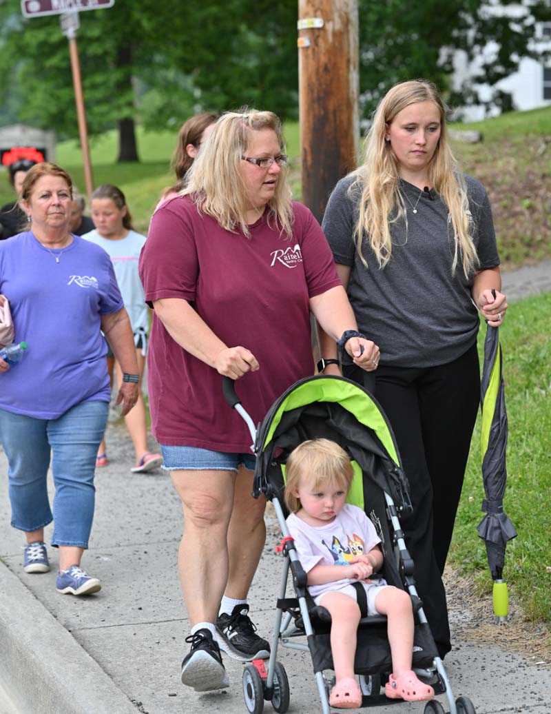 Sarah Ward (right) works as a diabetes specialist at Rainelle Medical Center with her mother, Sabrina Ford (middle). (Photo by Walter Johnson Jr./American Heart Association)