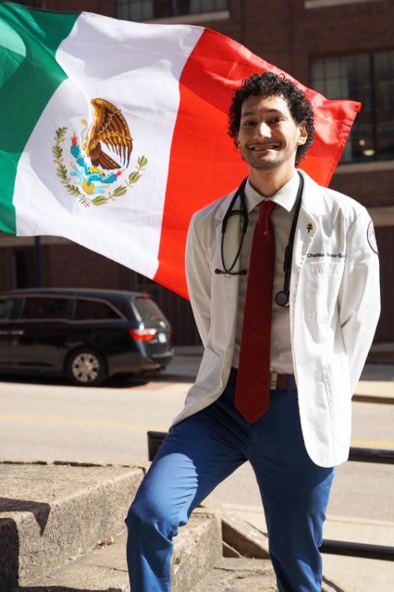 Charlie Pérez-Suárez, cuya familia es de México, es estudiante de la Facultad de Medicina de la Universidad de Illinois en Peoria. (Foto cortesía de Charlie Pérez-Suárez)