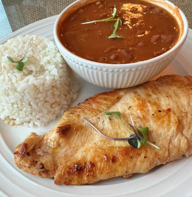 Arroz blanco con habichuelas rojas. (Foto cortesía de Sylvia Klinger)