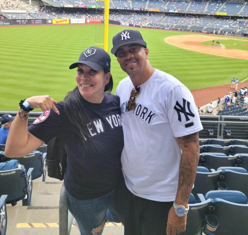 Cynthia Felix Jeffers con su esposo, Edwin, en un juego de béisbol en 2022. (Foto cortesía de Cynthia Felix Jeffers)