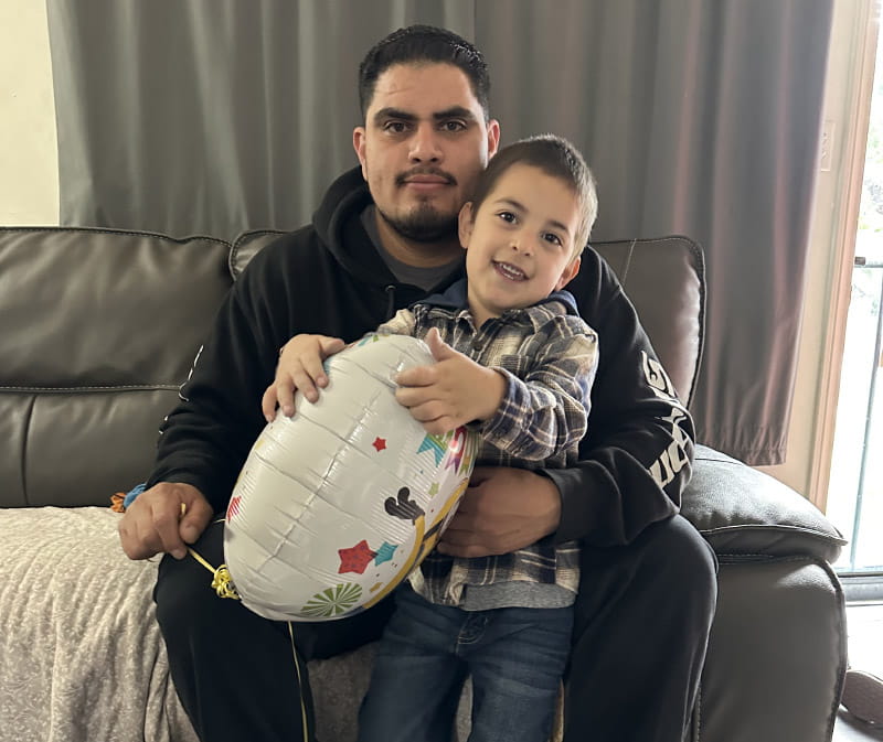 Elías Soto y su papá, Rafael. Pruebas médicas revelaron que Rafael tenía miocardiopatía hipertrófica grave y se beneficiaría de un desfibrilador automático implantable. (Foto cortesía de Cecilia Galeana)