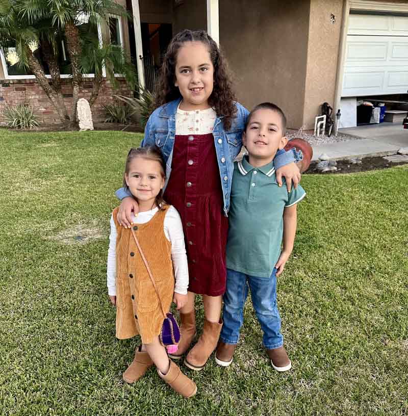 Elías Soto (derecha) con sus hermanas Zulay (centro) y Emilia. Todos los hermanos tienen la mutación genética de la miocardiopatía hipertrófica. (Foto cortesía de Cecilia Galeana)