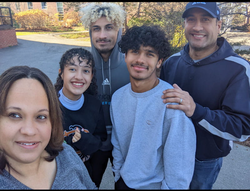 La familia Cruz, de izquierda a derecha: MiLinda, Jaylisse, Ralph, Julián y Rafaelito. (Foto cortesía de MiLinda Cruz)