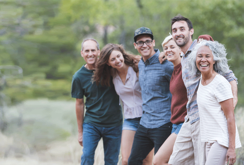 felices adultos diversos al aire libre